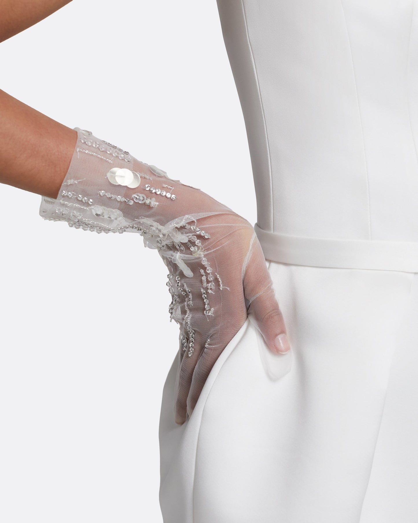 Deja Gloves in Ivory with Crystal Embellishemnt
